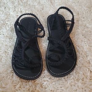 black Plaka Palm Leaf hand-woven flat sandals with a toe loop. Size 6